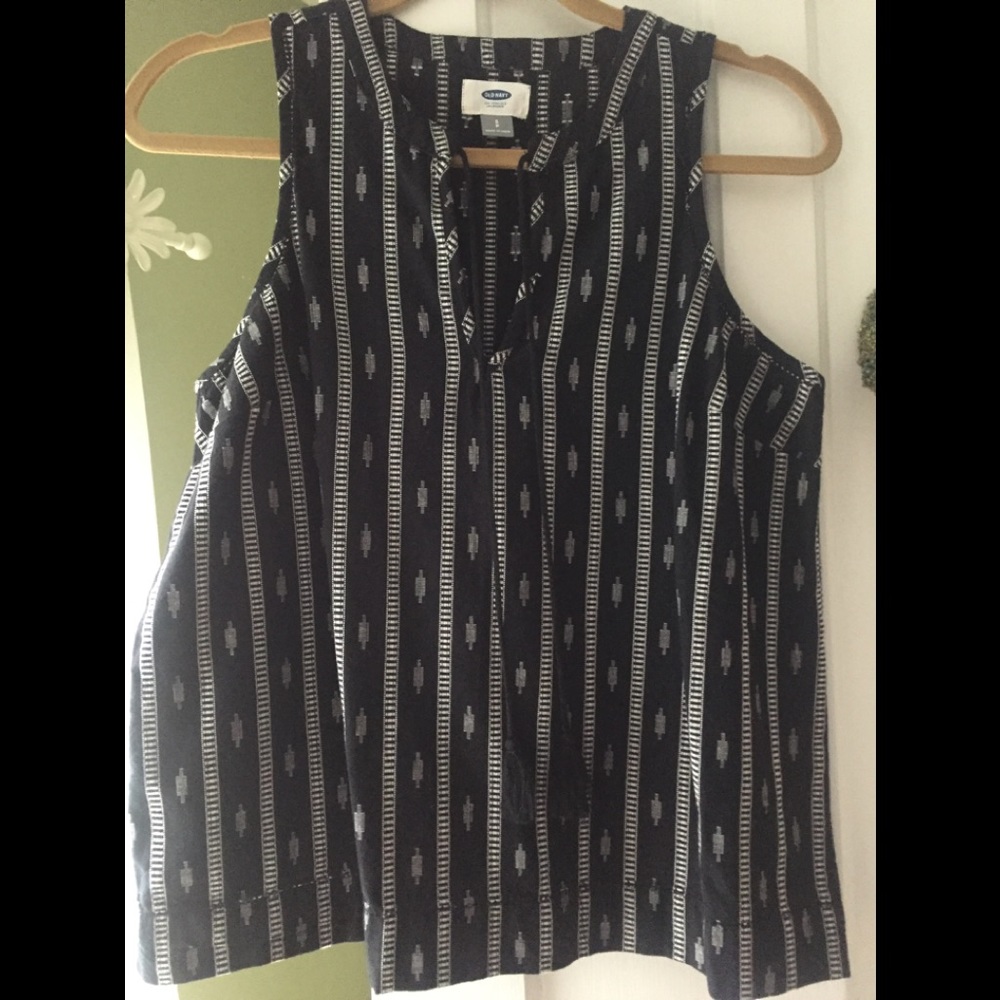 sleeveless shirt